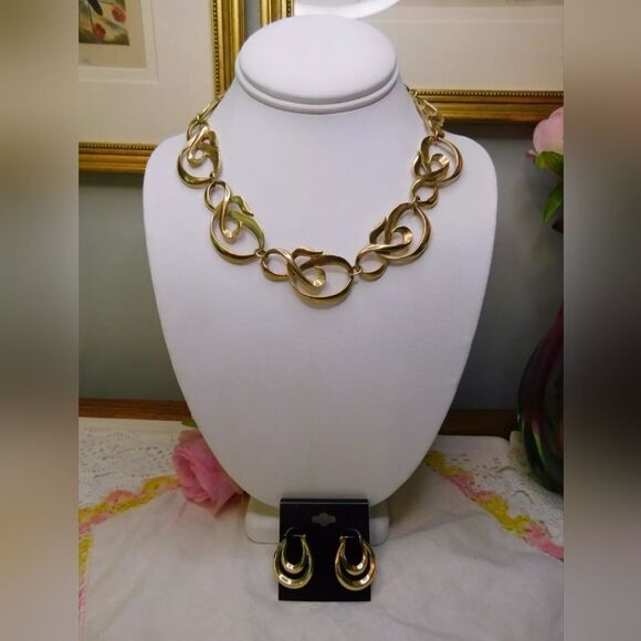 Avon Gold tone Collar Chain Necklace and Hoop Earrings Vintage Set - Picture 1 of 16